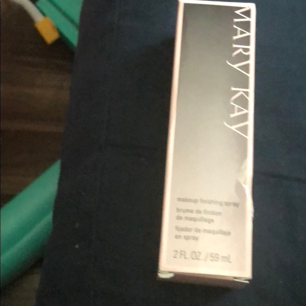 Makeup finish spray